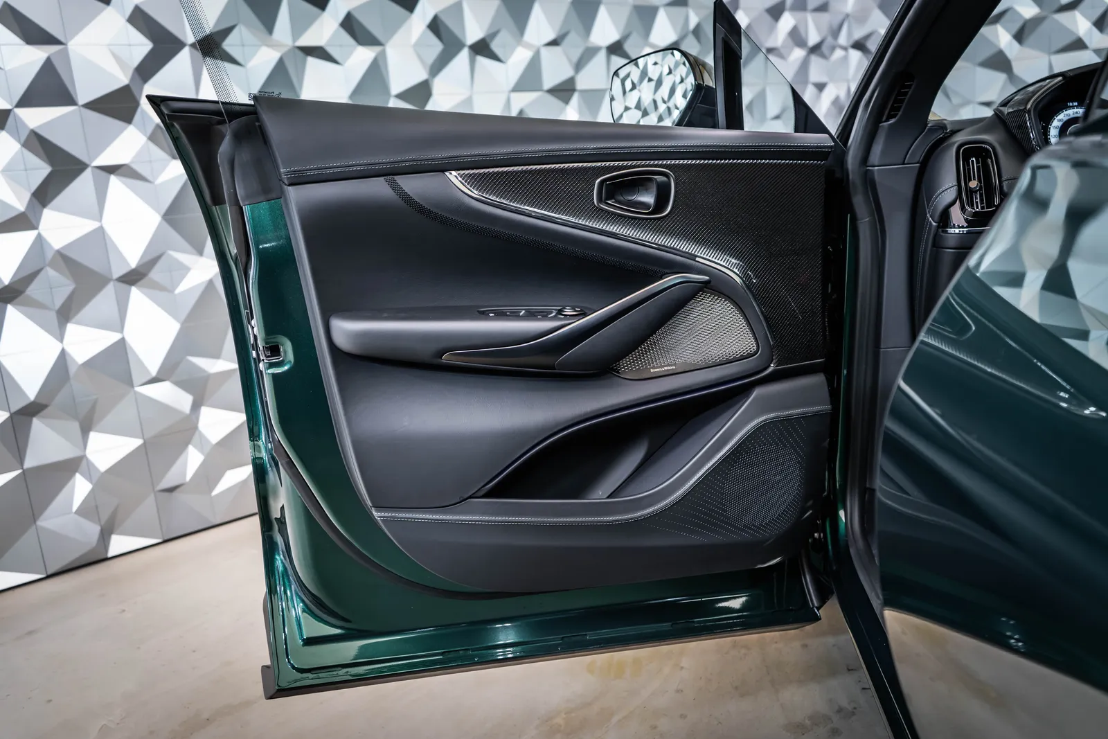 Aston Martin DBX 707*Carbon*Bowers & Wilkins – снимка 7