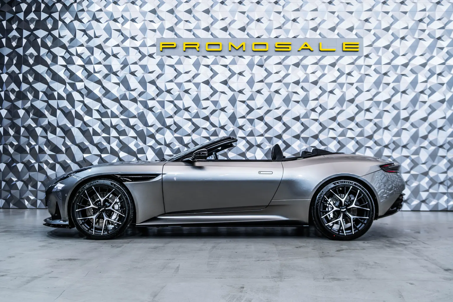 Aston martin DB12 DB12 Volante Aluminite Silver – снимка 3